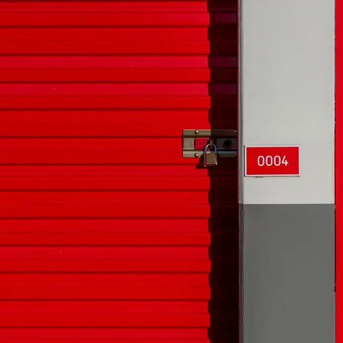Puerta roja de bodega individual con candado