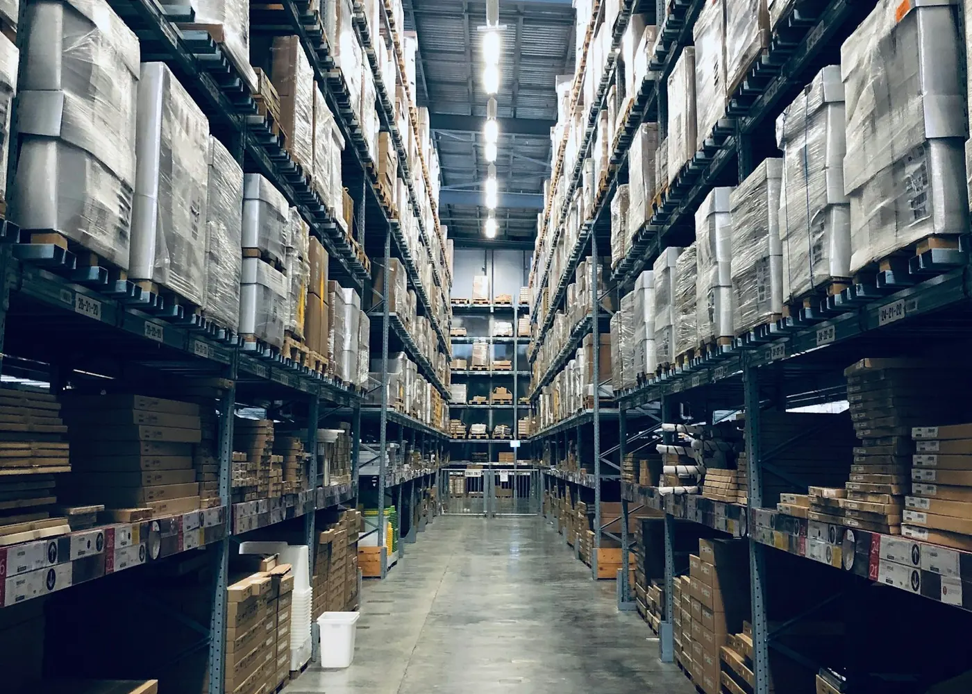 Bodega de almacenamiento con estanterías y mercancía organizada
