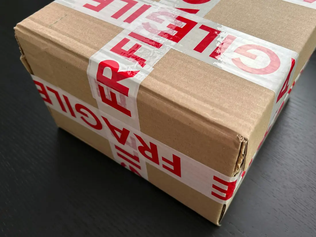 Caja de encomienda sellada con cinta de frágil