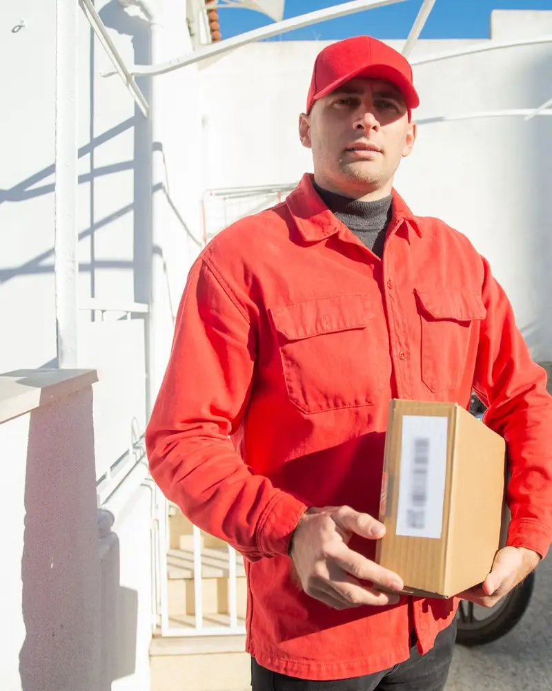 Auxiliar de empaque con uniforme rojo