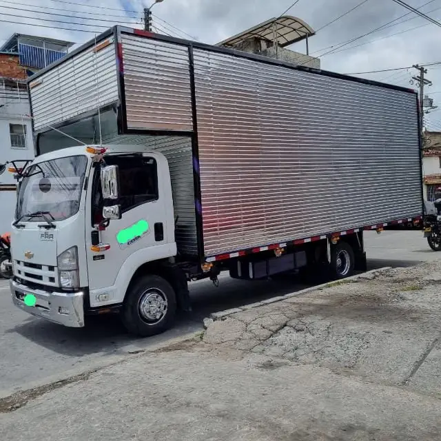 Camión Chevrolet con furgón metálico