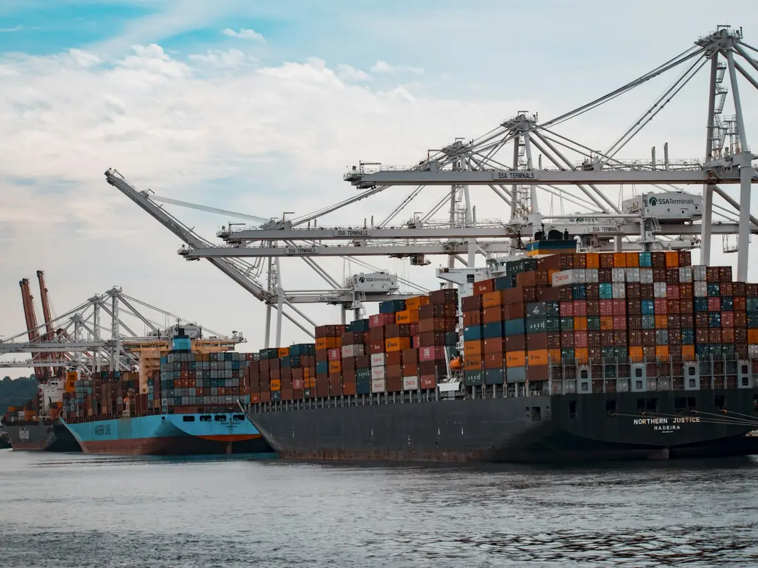 Buque portacontenedores en puerto para mudanza internacional