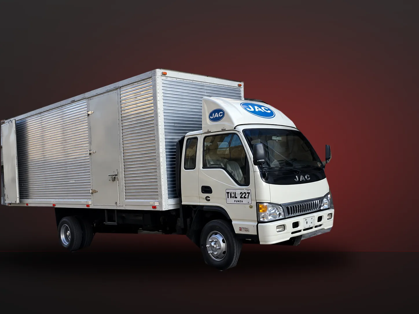 Camión JAC con furgón metálico de Cargo Mudanzas LTDA