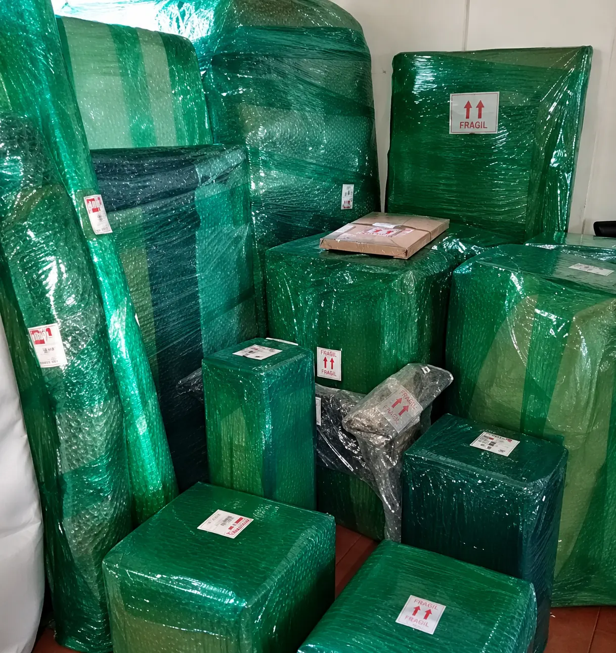 Muebles embalados con papel burbuja, vinipel y rótulos de frágil por Cargo Mudanzas