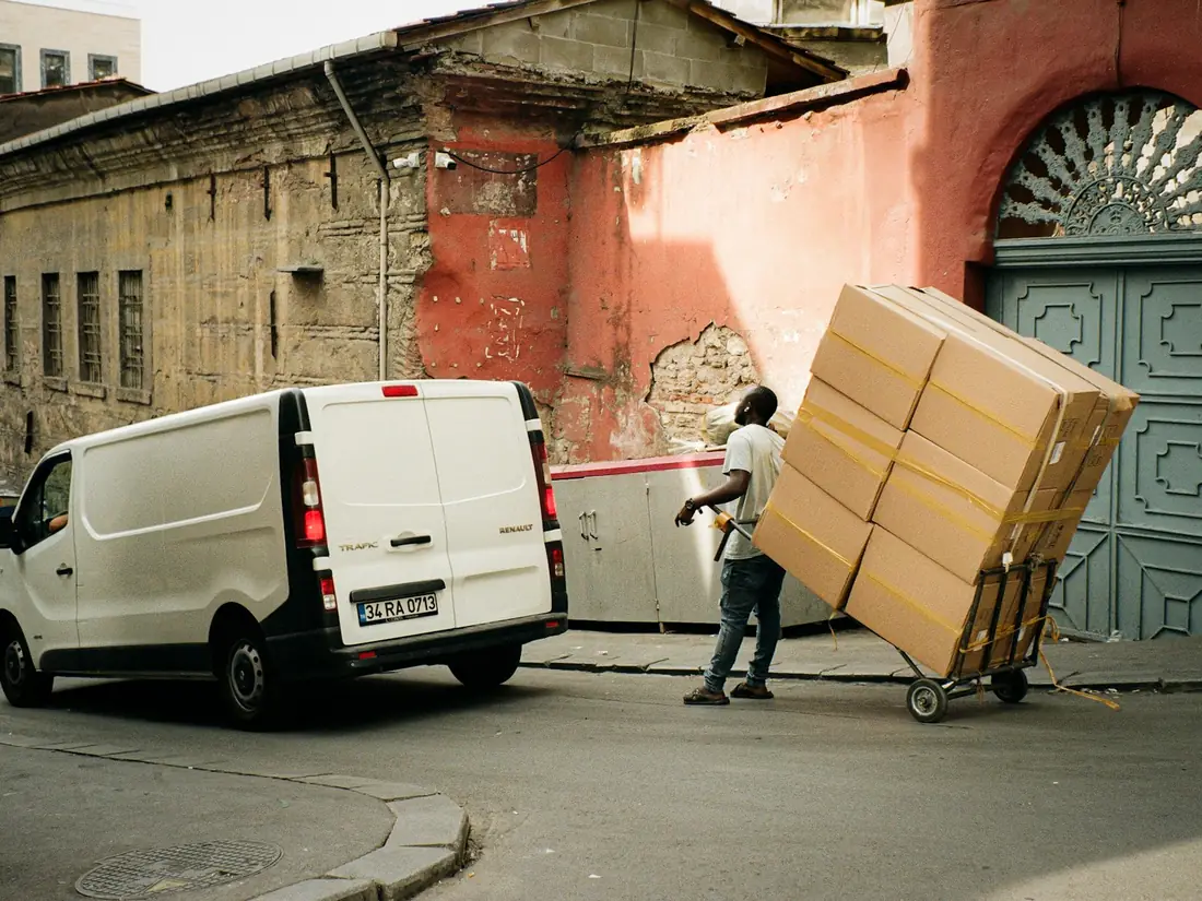 Trasteo urbano descargando cajas de una furgoneta